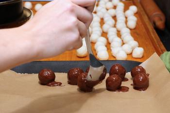 Pod rukama žáků vznikalo vánoční cukroví