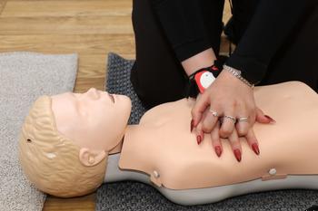 Druhý ročník sociální činnosti trénoval resuscitaci ve virtuální realitě